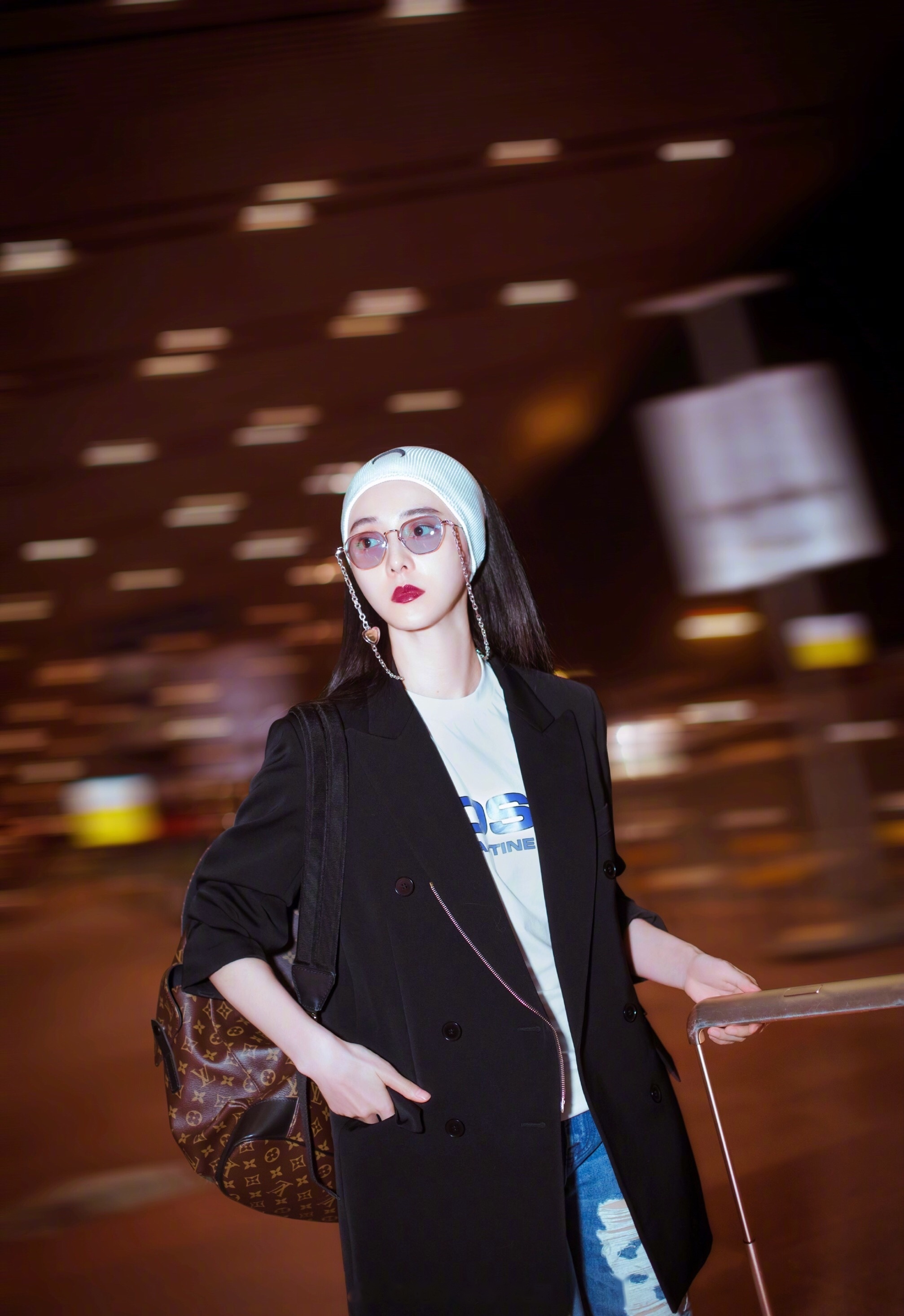 今日凌晨两点,中国女艺人范冰冰 抵达法国尼斯机场,身着一袭黑衣搭配