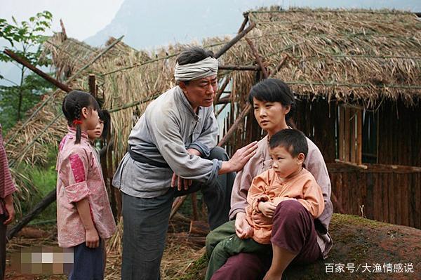 为爱情躲深山50年,3年背土烧砖瓦盖房,50年为妻凿出6000下山路