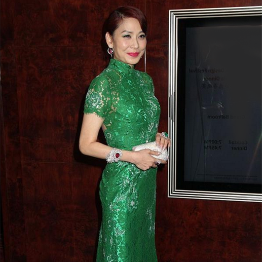 被邝美云惊艳到了!60岁的年纪穿旗袍前凸后翘,身材同龄人中少见