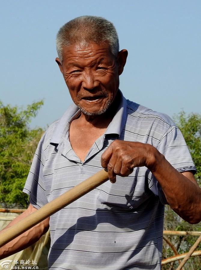 烈日下干活的农民形象