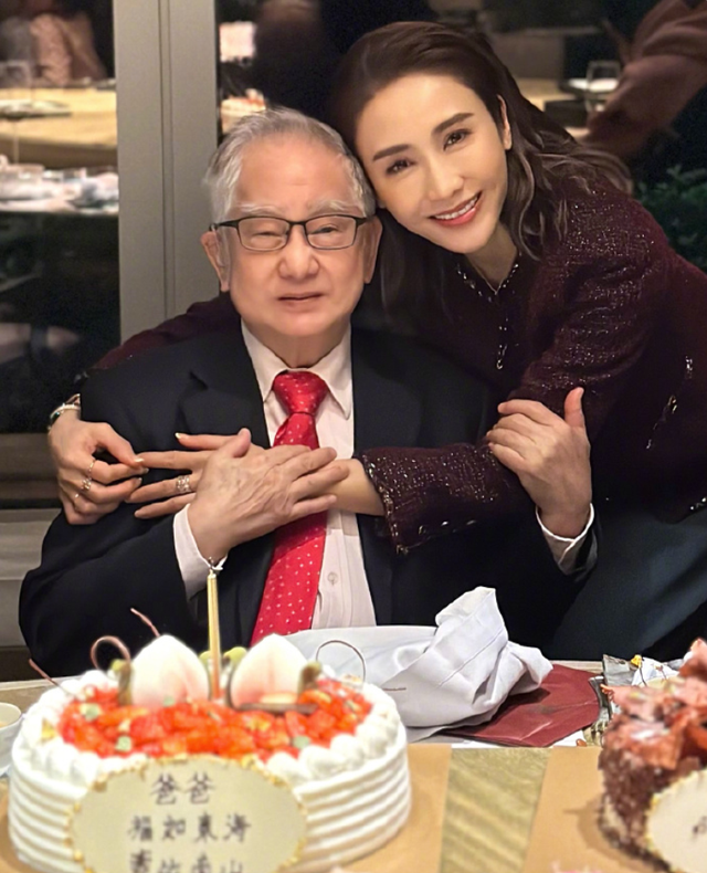 51岁黎姿为爸爸庆生,残疾弟弟状态不佳,富豪老公马廷强未出镜