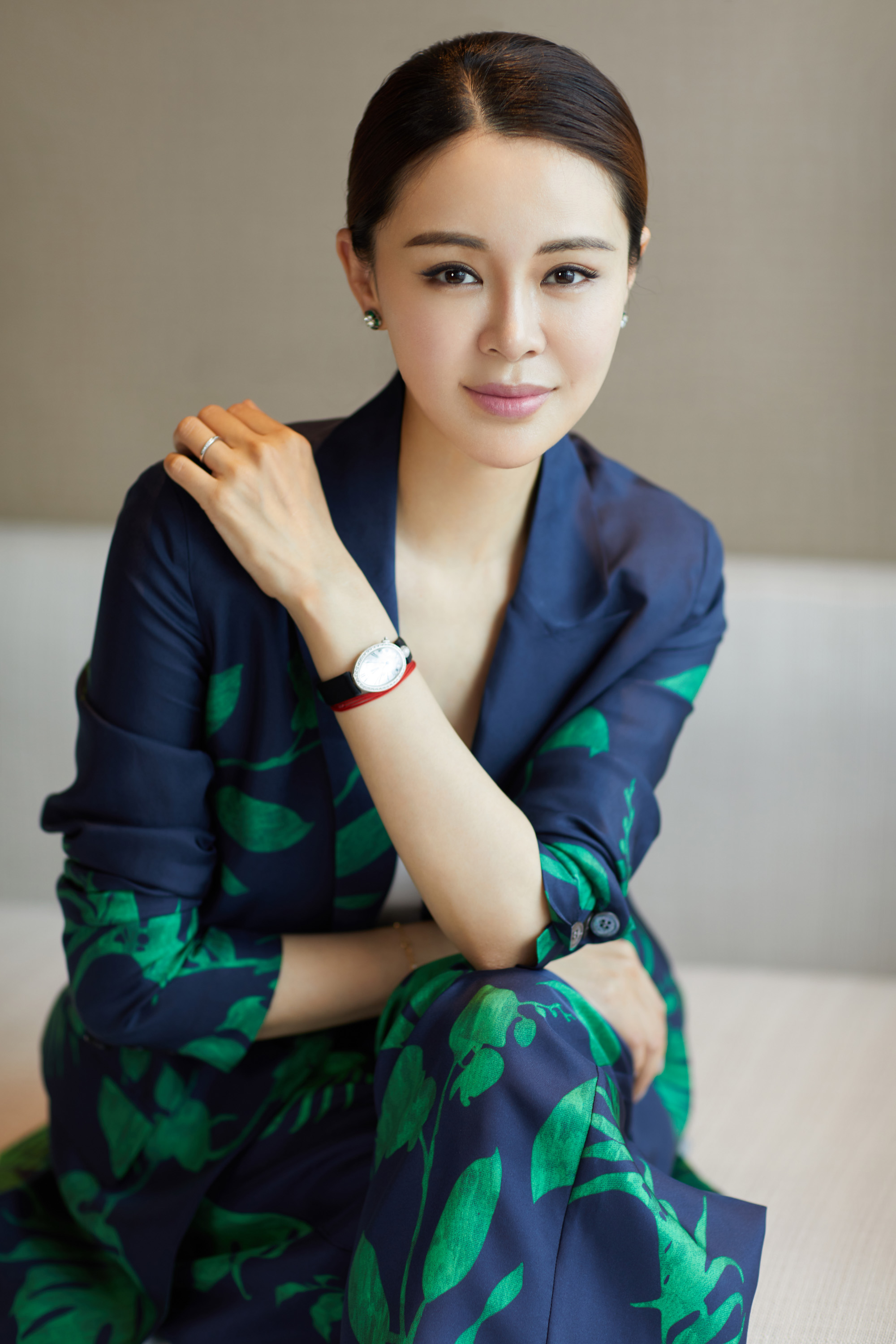 关悦亮穿印花套装展东方韵味