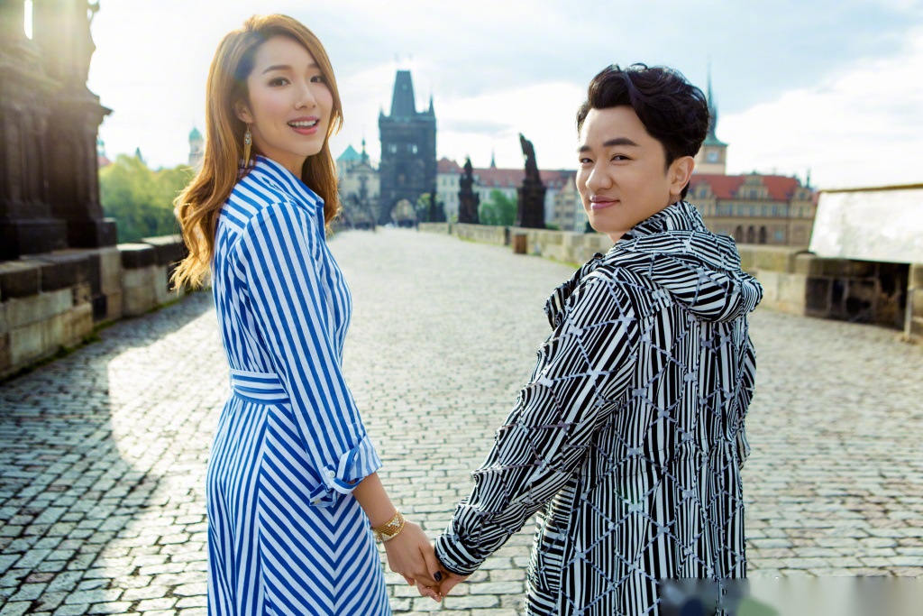 王祖蓝升级当爸 2014年11月19日,王祖藍向李亞男ll 求婚,二人2015年