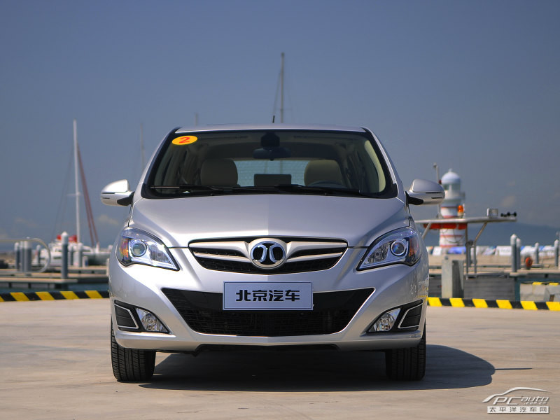 外观方面,北汽e系列定位于a0级小车,外观设计上可以发现很多奔驰都