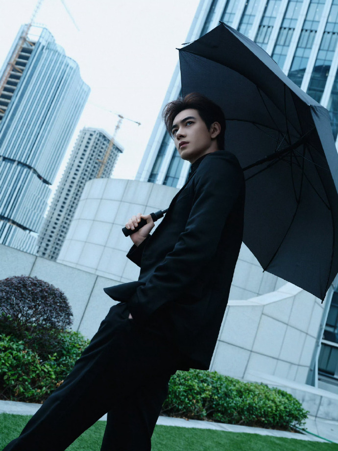 这位内娱正统周正的大帅哥,侧颜精致如画,那流畅的侧脸线条以及清晰无