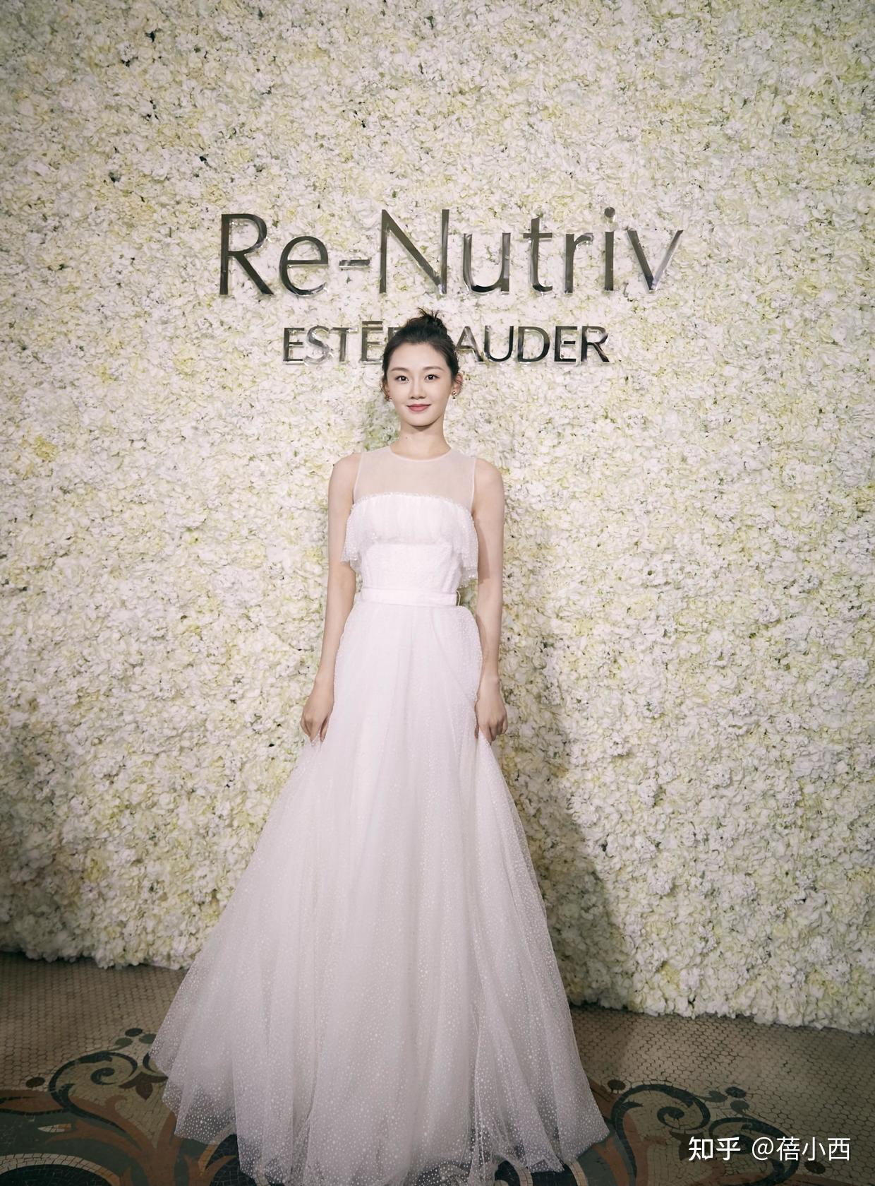 苗苗的尺度也放开了!穿抹胸裙中间还要"挖个洞",人红气场真大