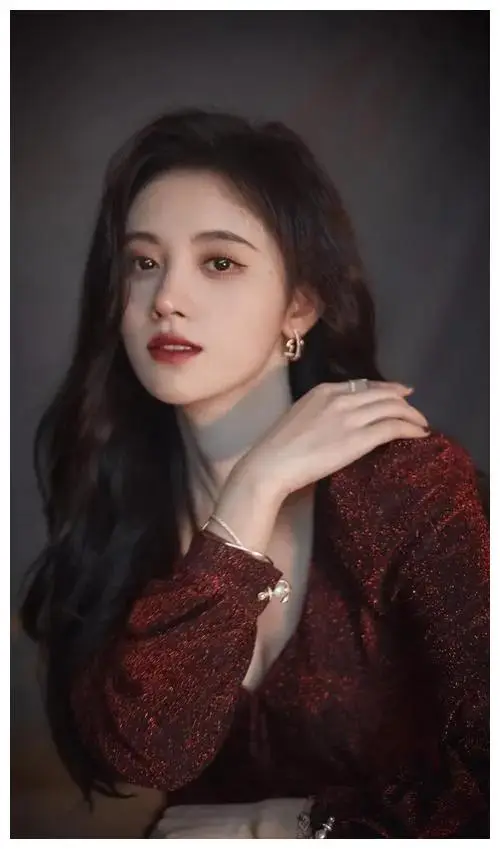 鞠婧祎秋日旅行照:绝美氛围,无尽魅力,令人着迷_照片_人们_才华