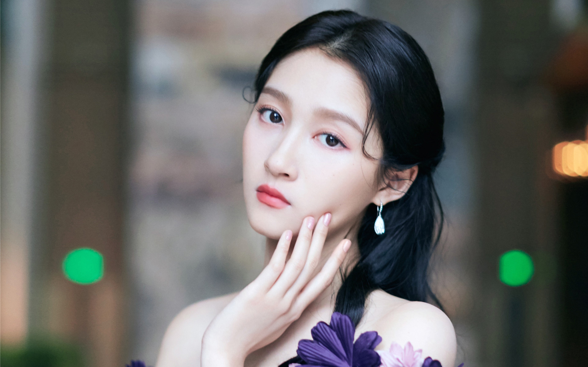 关晓彤鲜花裙唯美写真图片桌面壁纸