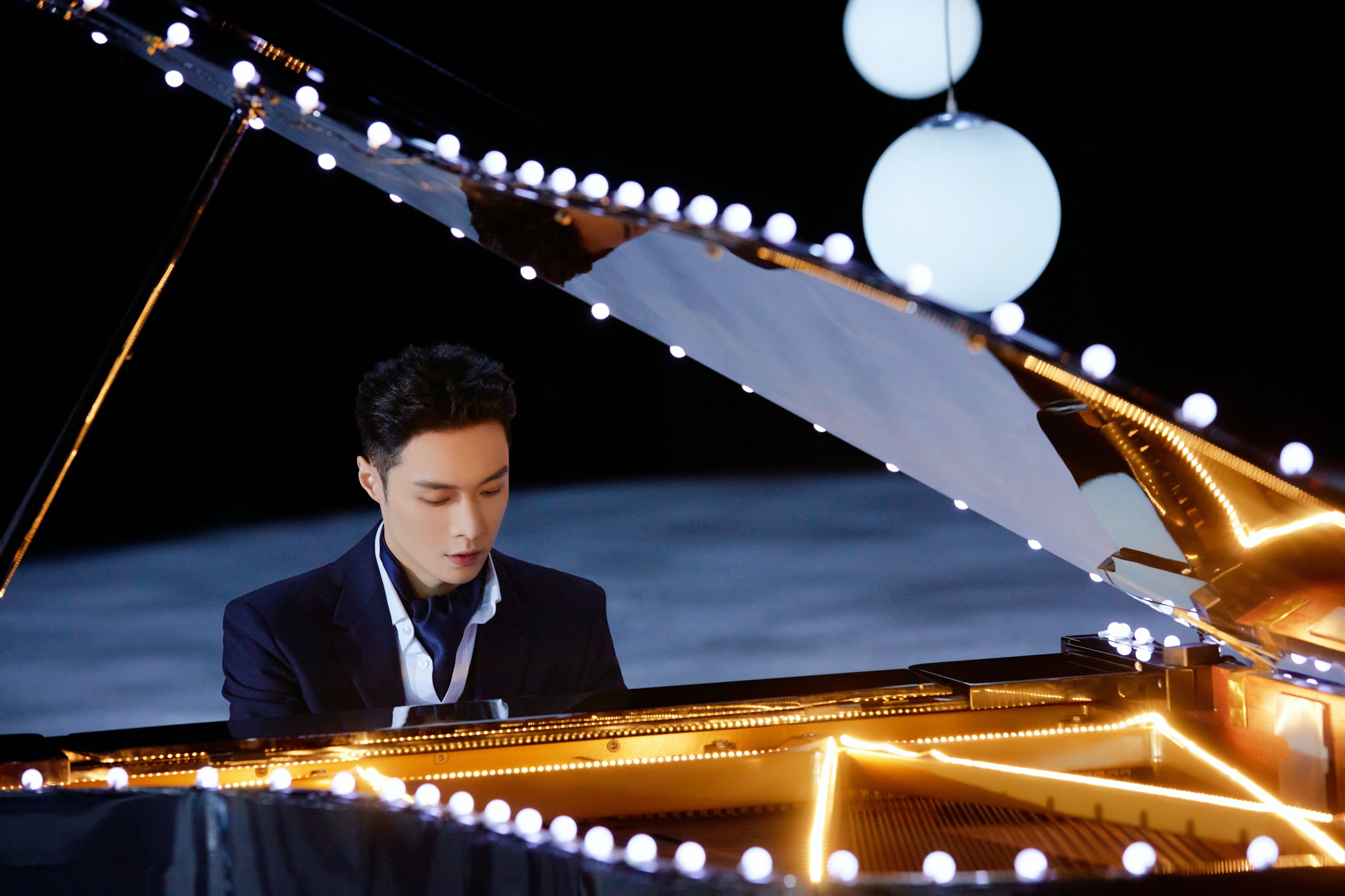 张艺兴作为与尚美合作多年的老朋友,2021年将续写美丽的缘分,同时也