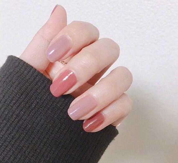 2020年最火的美甲色搭配方案,简单干净显手白,文艺女青年必备