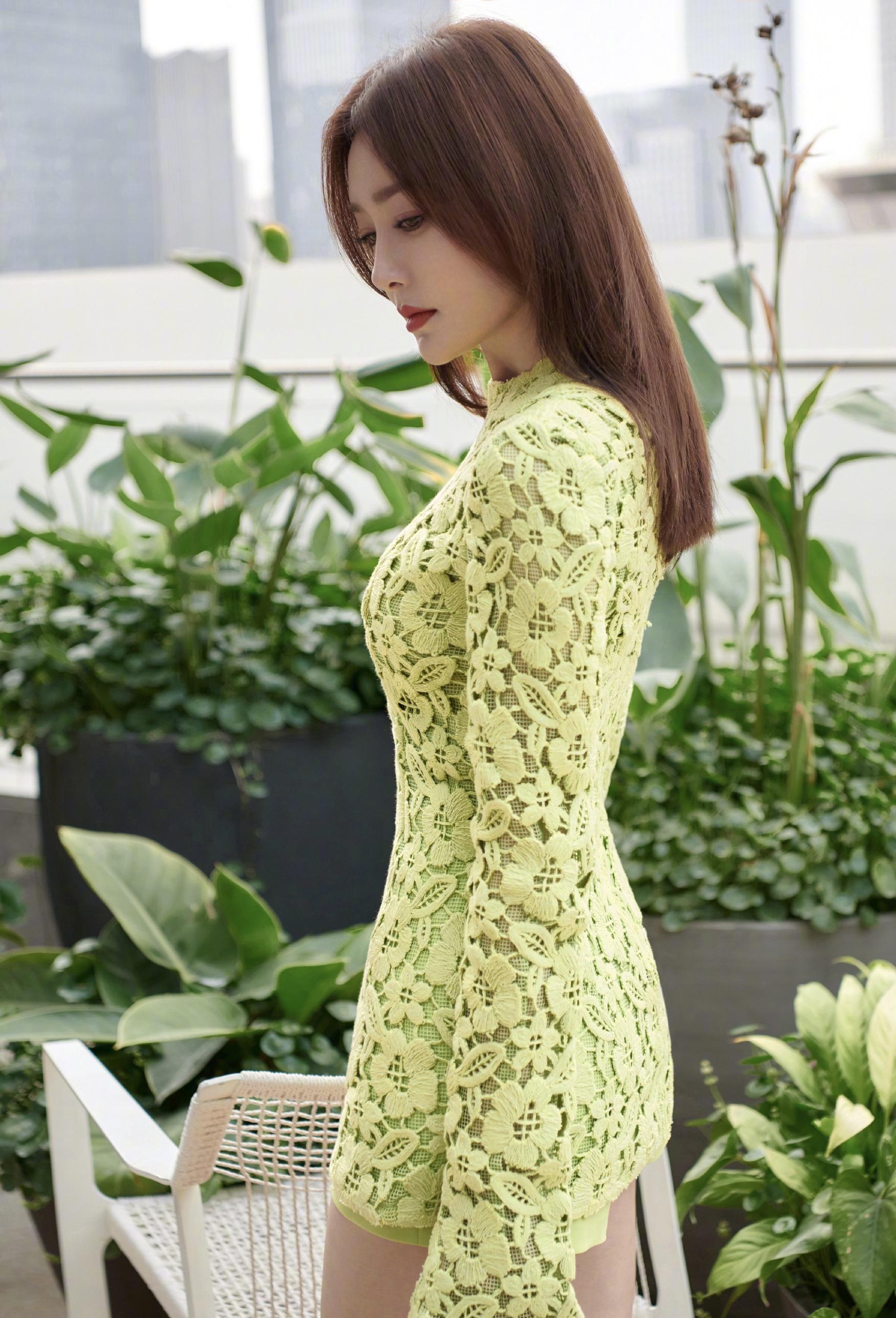 曾感叹女明星都太瘦,白色露脐卫衣减龄_身材_测量_上衣