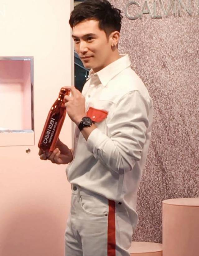 唐嫣前任邱泽现身活动颜值爆棚 网友:罗晋都没他帅!