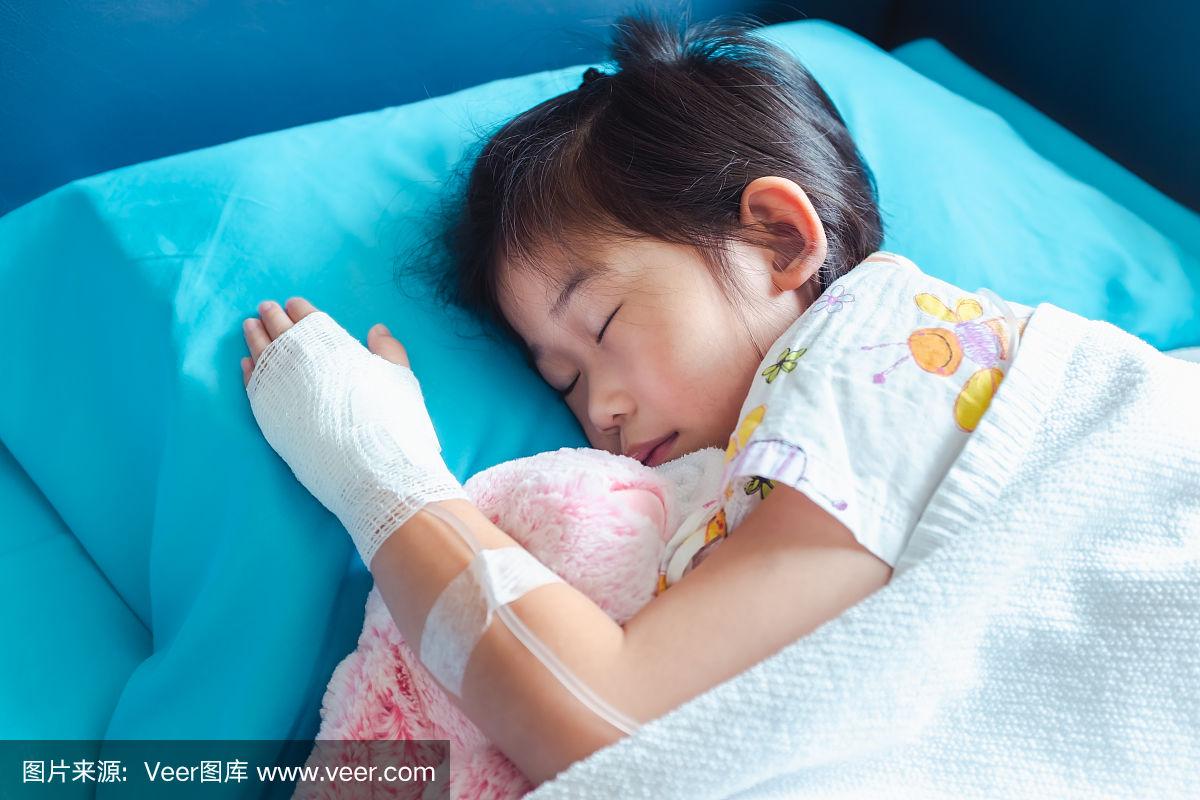 生病的亚细亚儿童入院时手上用生理盐水静脉注射.