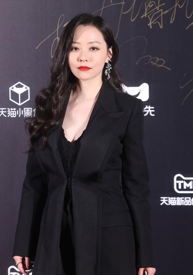 37岁张靓颖明显发福,穿过膝皮靴挤出褶皱,西装下衣失踪真惹眼