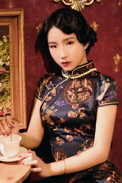 穿旗袍的女孩