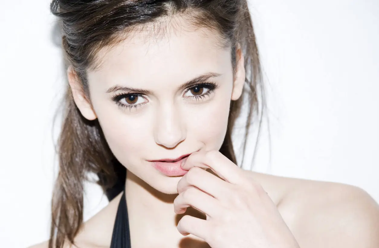 鬼日记》中饰演女主角艾琳娜·吉尔伯特和凯瑟琳·皮尔斯(katherine