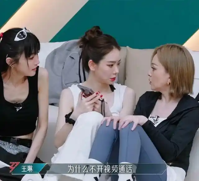 "那你现在打给他":戚薇这通语音,撕下多少明星不熟装熟的假面