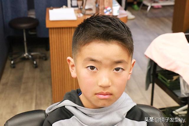 圆脸适合什么发型男,圆脸男生适合什么发型(今夏最火小男孩发型)