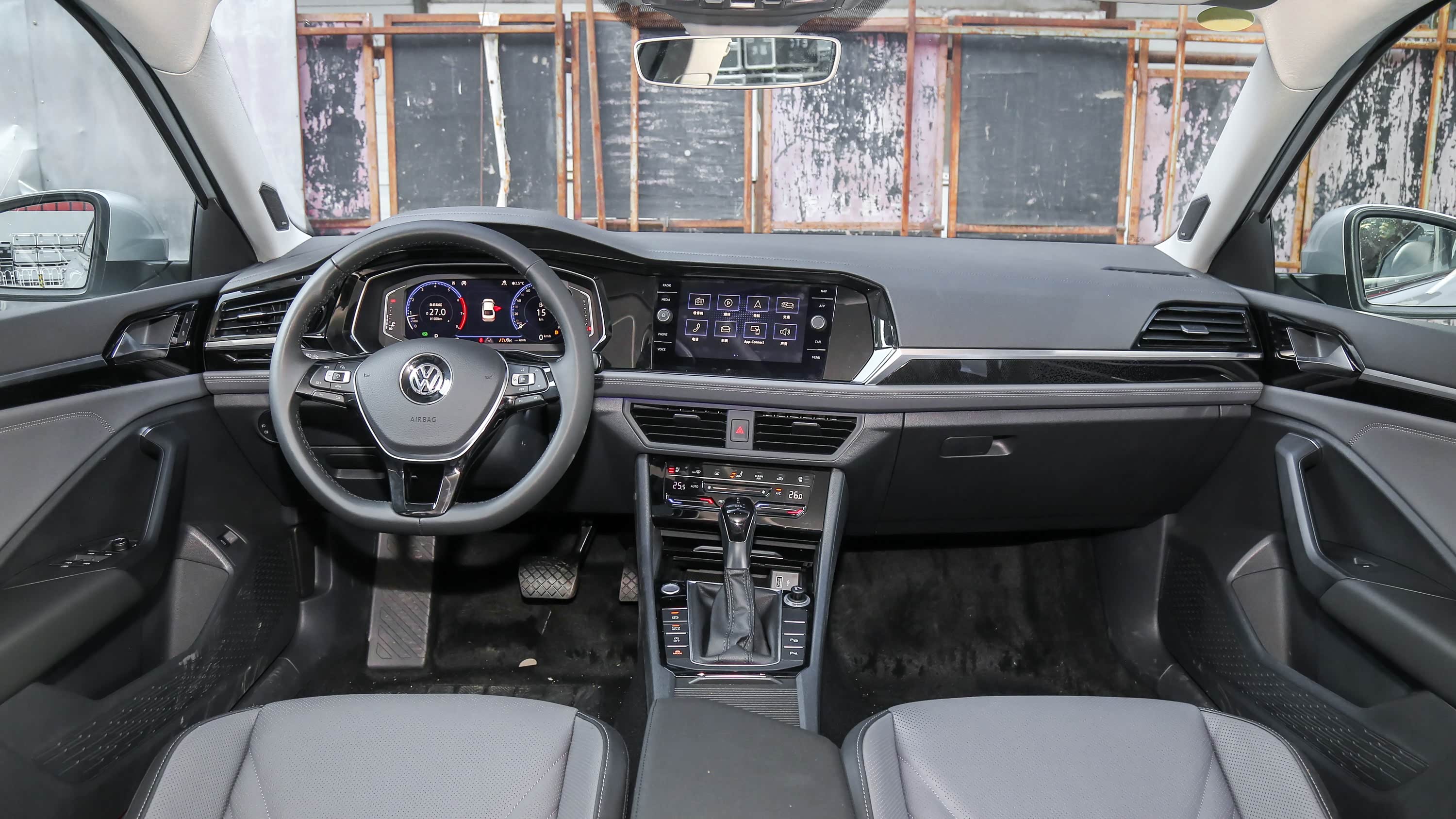 此外,新速腾的内饰也换装了新一代大众家族设计.