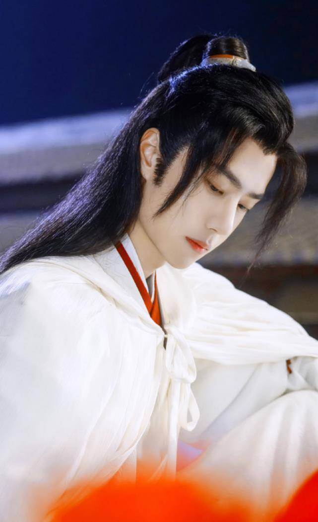 王一博新剧黄埔头造型引热议,"油头"发型凸显敬业精神_工作_气质_形象