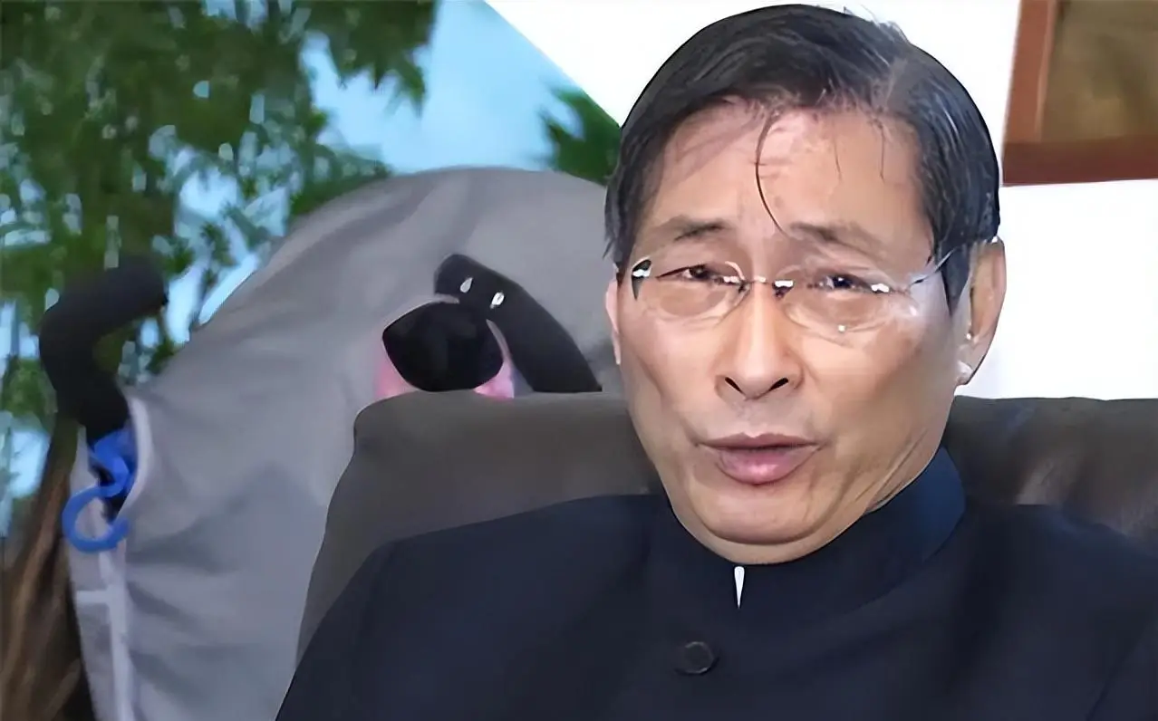 台湾黑帮大佬张安乐,扛五星红旗游行,唱"大中国"梦想祖国统一