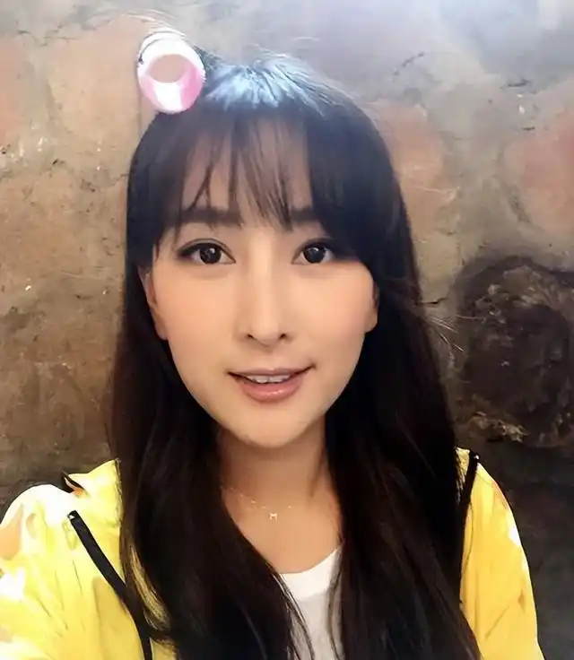 与同剧组的男演员一同下班回家,还有传闻称她与某男演员一同入住酒店