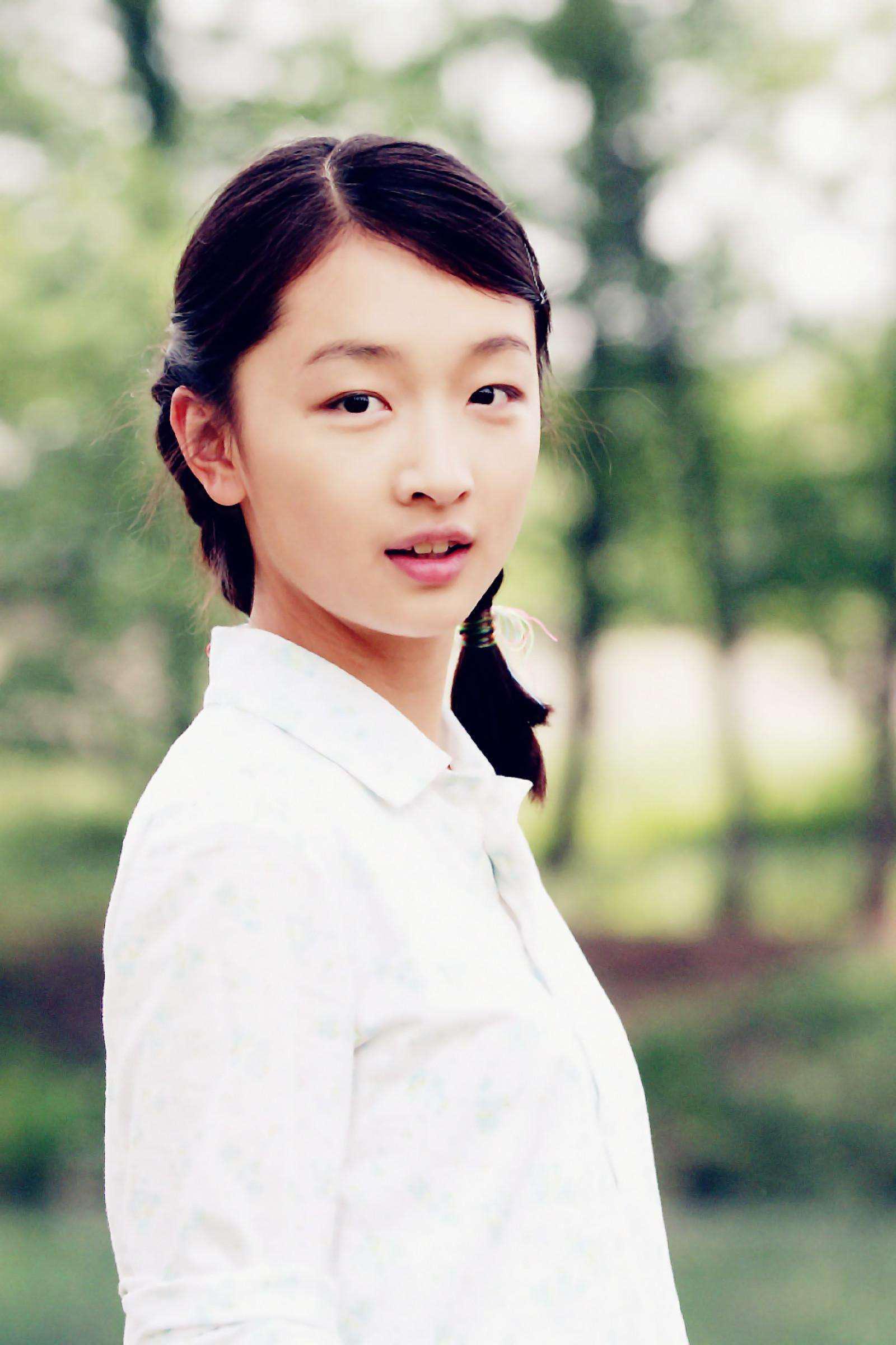 我将从商业和市场角度深度分析周冬雨的成功,并探讨其背后所反映的