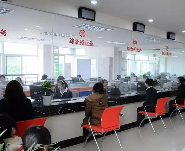 银行柜员嘲讽,一气之下取走存款,行长亲自上门道歉_张小波_柜台_人员