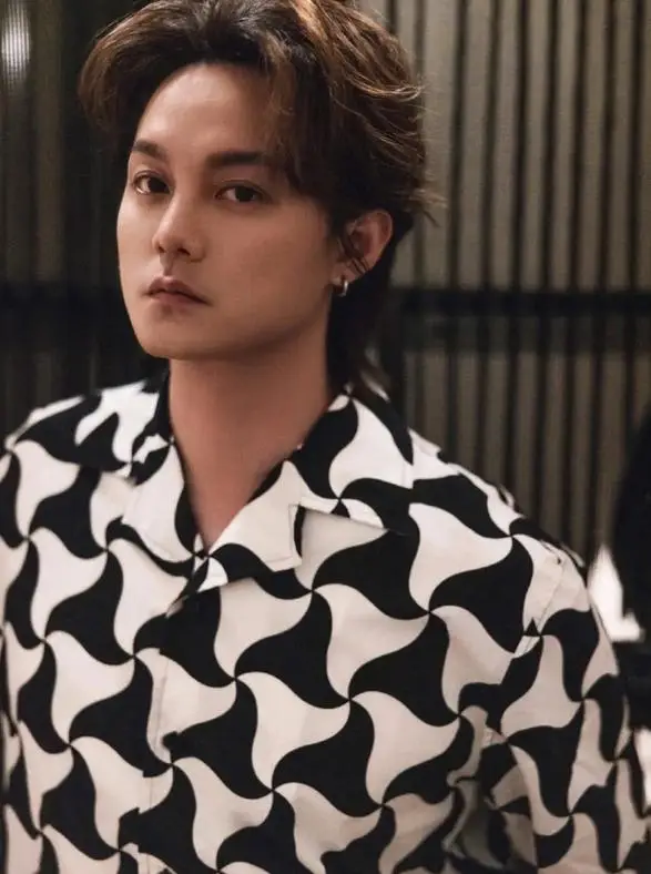 尹正留长发之前,长相不说惊为天人,也算是帅哥一枚.