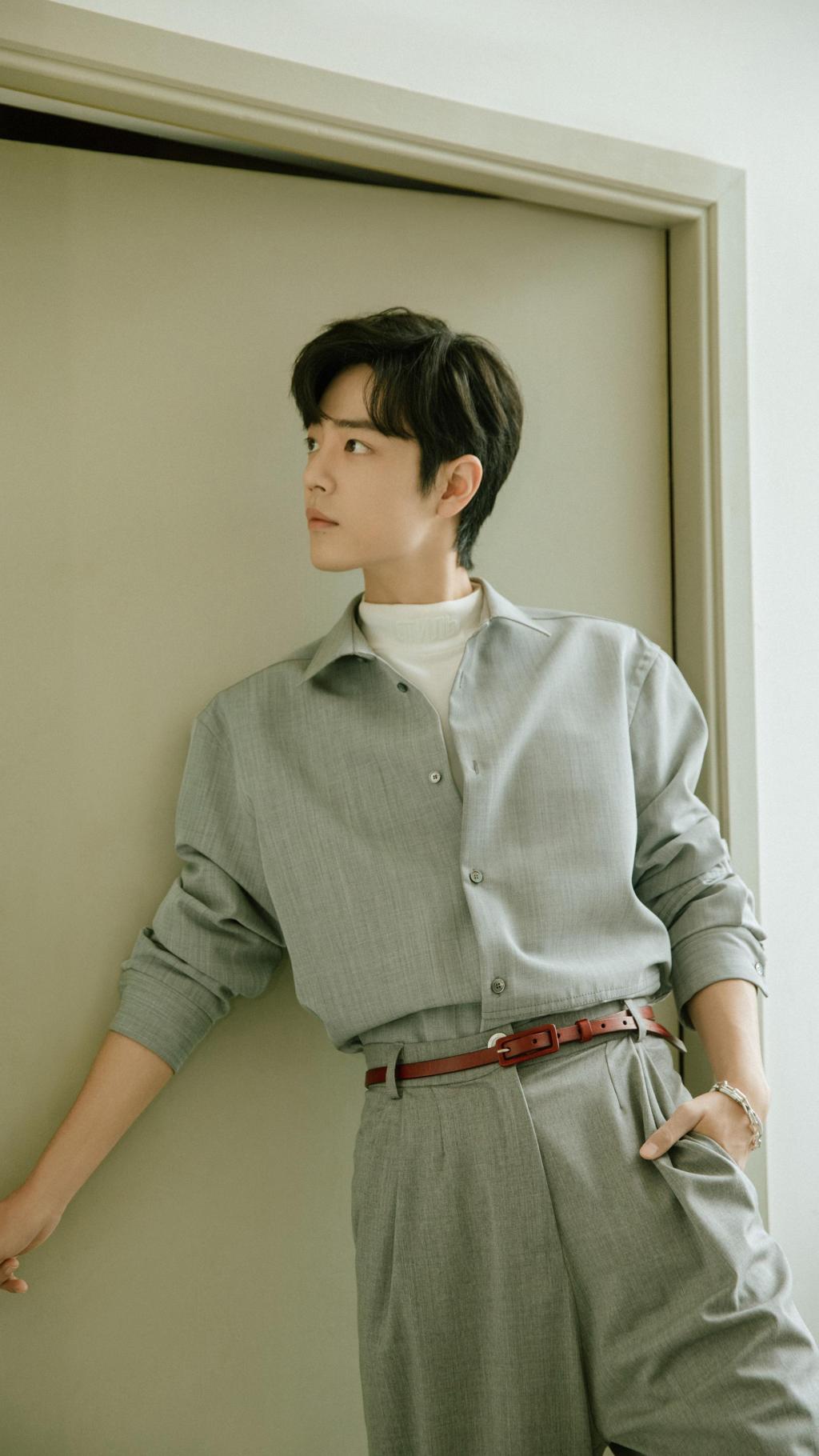 肖战灰白搭配帅气清爽写真