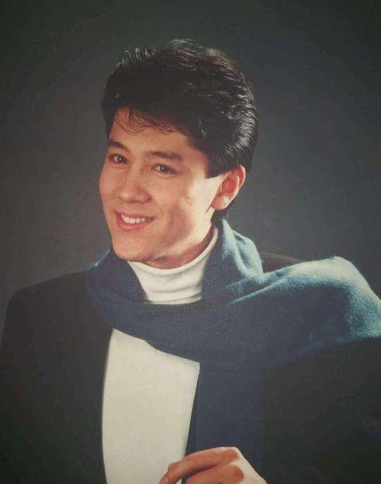 对比蔡国庆年轻时的照片,多多少少能看出来一点岁月的痕迹,但不显老也