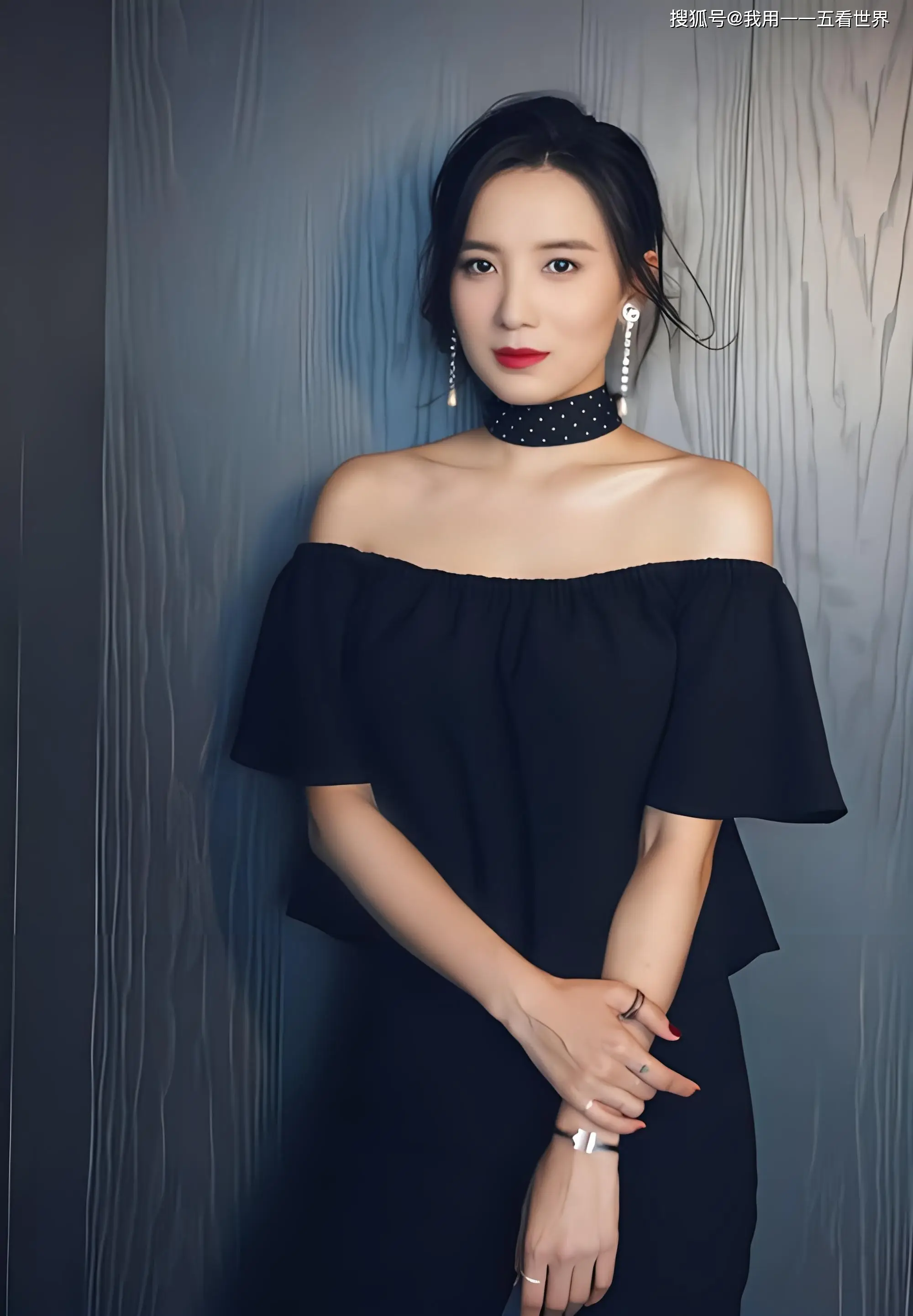 总之,宋佳的魅力是一种无法抗拒的吸引力,她的颜值和身材确实令人瞩目