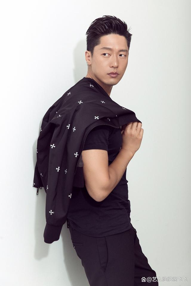 凌潇肃,1980年5月22日出生于陕西省西安市,中国内地影视男演员,毕业于