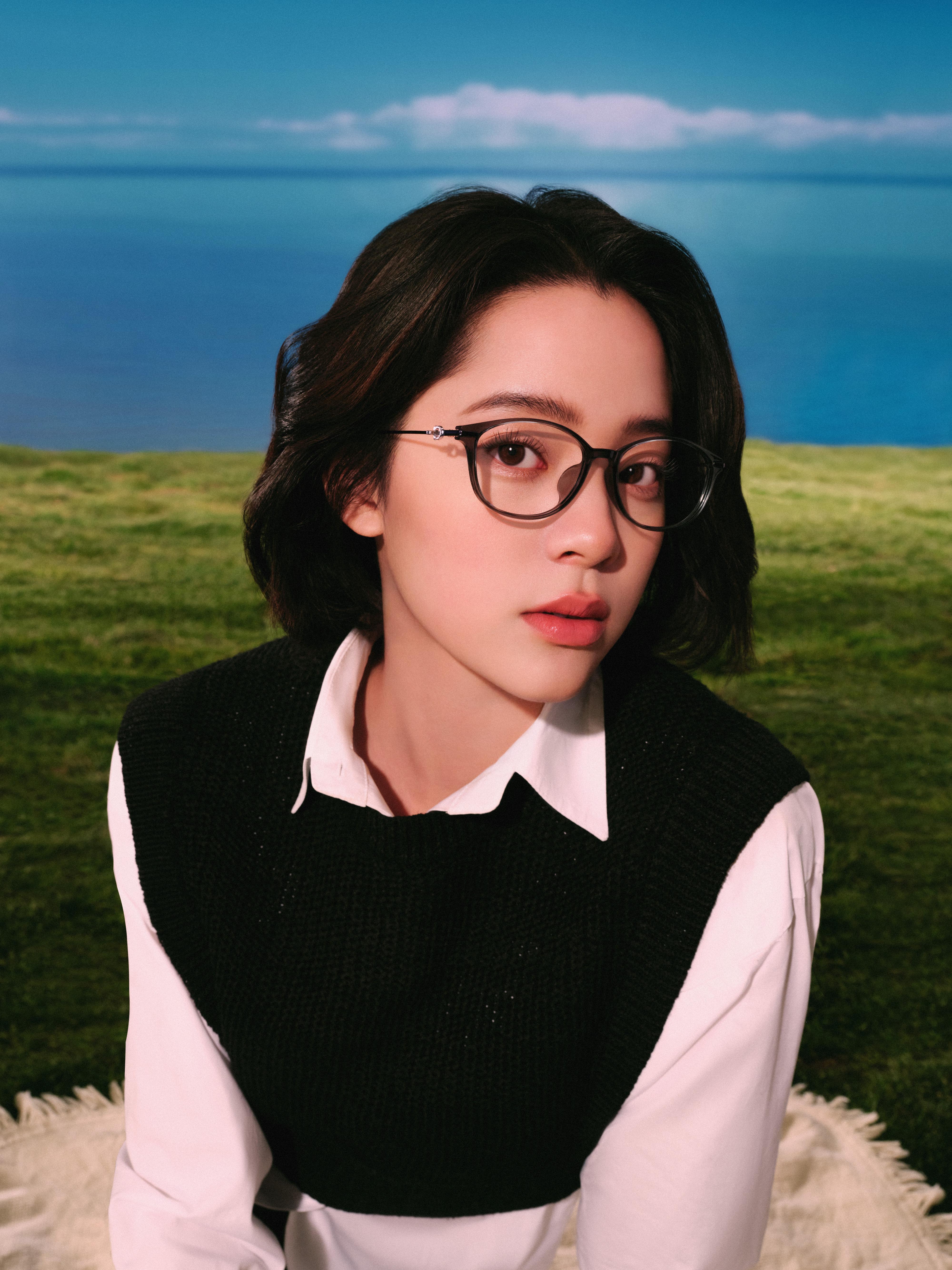 菲拉格慕眼镜全球品牌代言人欧阳娜娜演绎2022春夏眼镜广告大片