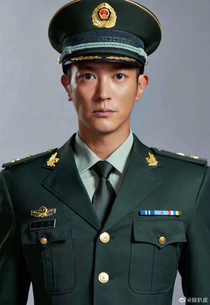 杜江超话#杜江晒军装照#杜江晒出军装照庆八一,有军人那股子正劲儿,祝