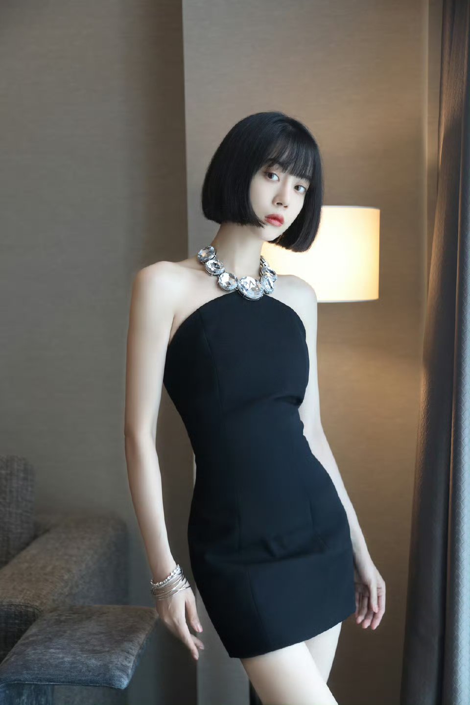 李溪芮黑色抹胸裙大赏,身姿婀娜曲线优美,太美了!