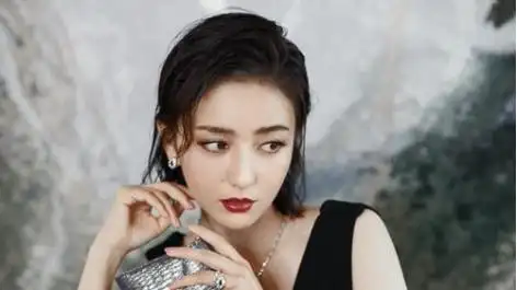 参加《真正男子汉》那时的佟丽娅还处于产后哺乳期身体尚未恢复 导致