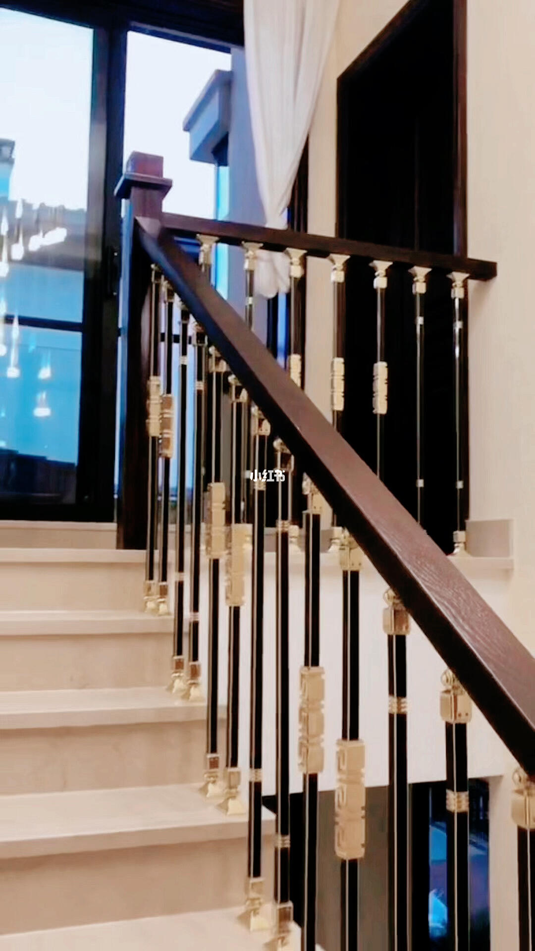 现代简单轻奢风格铝艺立柱楼梯扶手