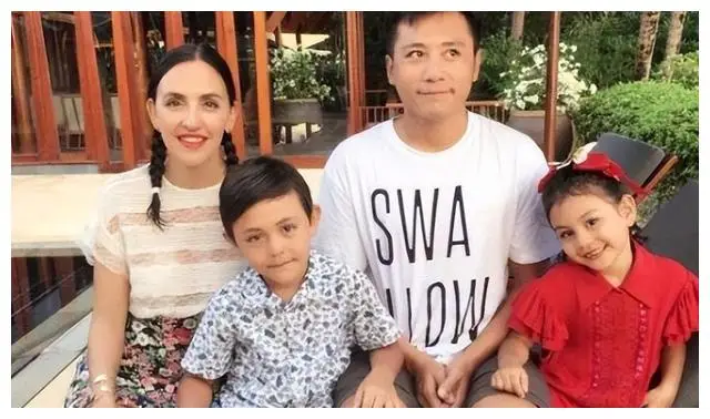 刘烨一家登山探险儿女飒爽独特妻子被错认年事已高