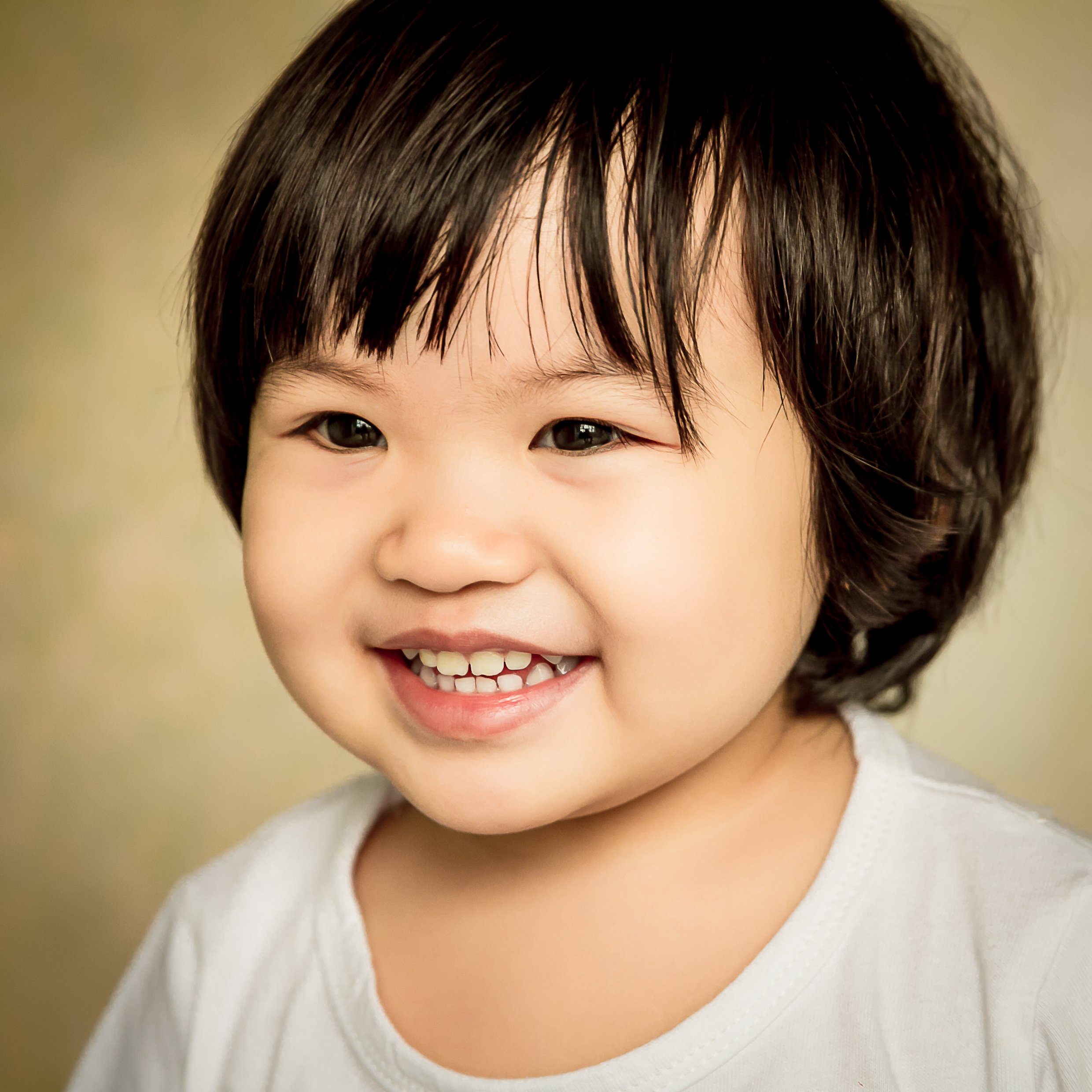 嗨童年|穿背带裤的小女孩