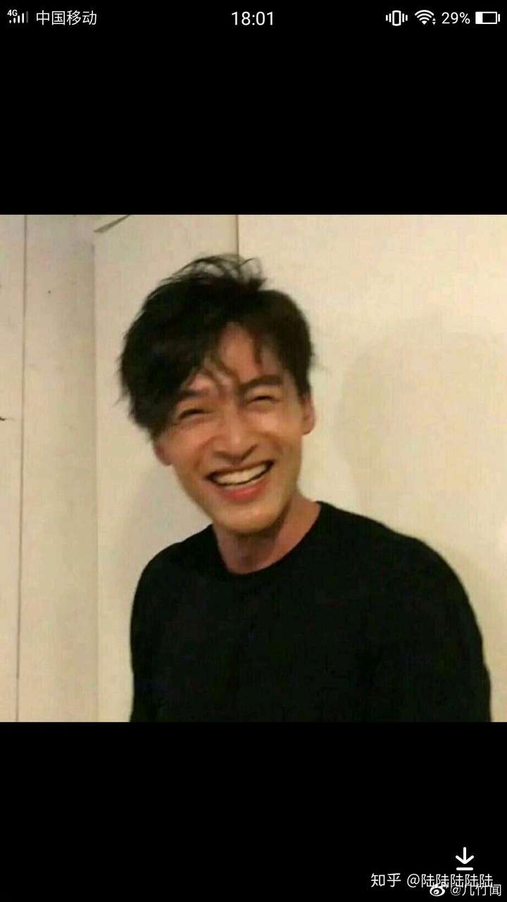 有没有人知道胡歌一张笑的很开心镜头很晃的照片吗