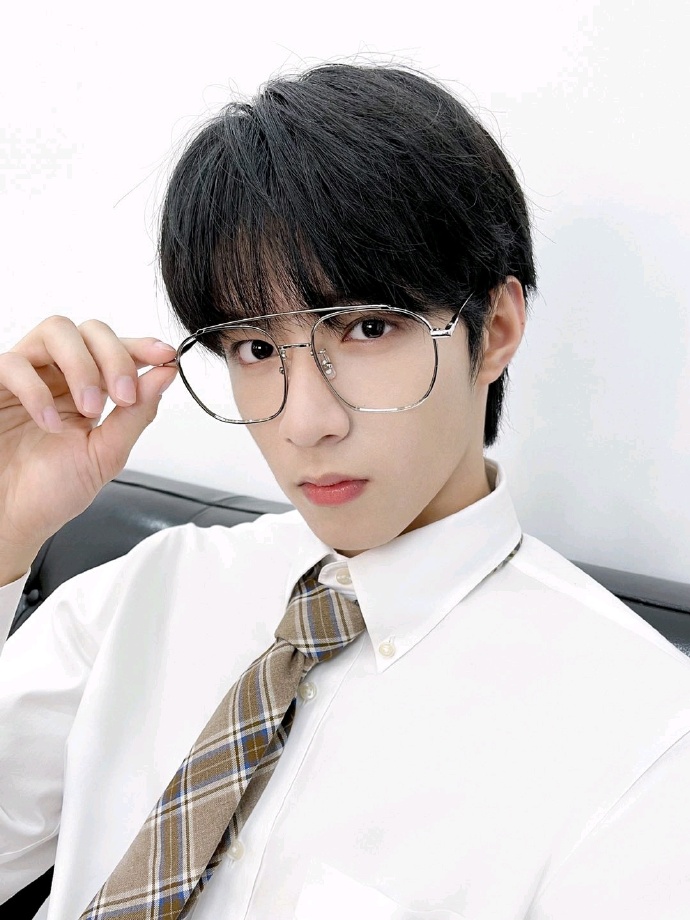 白衬衫花领带,哪款是你的最爱#刘耀文冷脸学长#.blue-刘耀文