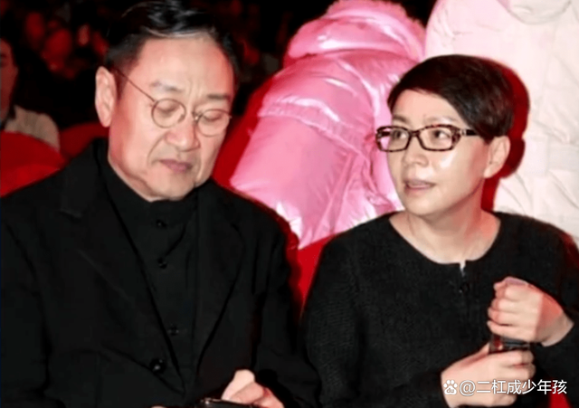 3月21日,有多家媒体拍到了宋丹丹带老公与张国立邓婕夫妇一起聚餐的