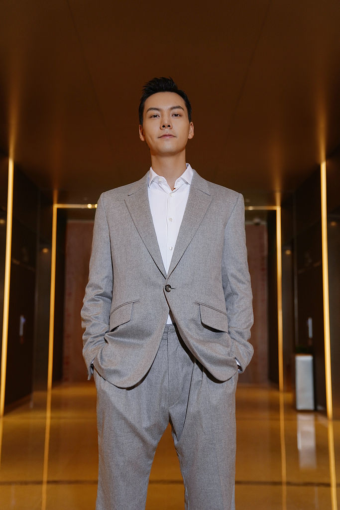 陈伟霆灰色西装清爽帅气 双手插兜器宇轩昂显熟男魅力_高清图集_新浪