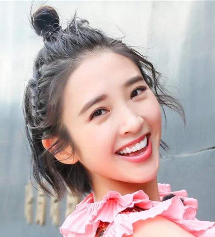 可在两侧真假一些编发,给平凡的半扎发增加一些"小心机",这个发型无论