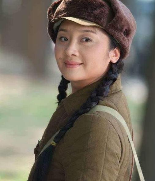 1这位女演员叫唐静,可能光看名字,大家觉得很陌生,但是细数她的作品