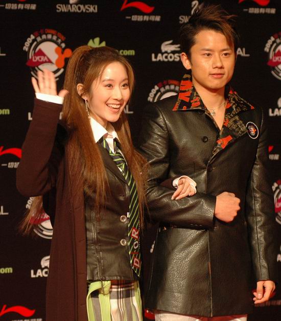 组图:许慧欣西装短裙走上红地毯展露干练一面