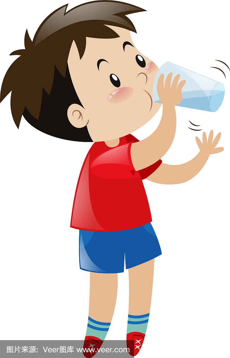 男孩从玻璃杯里喝水
