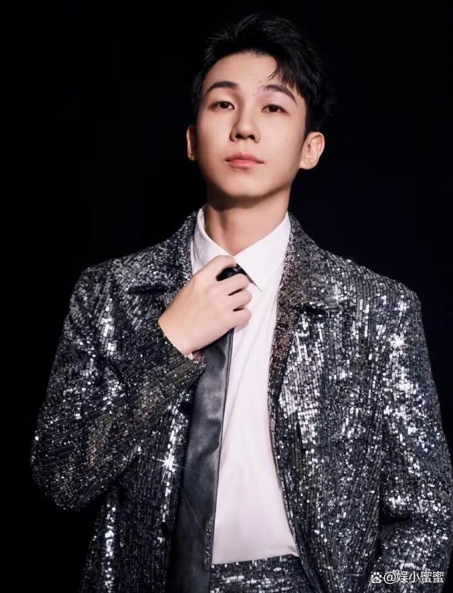也有网友说还不如找华晨宇,欧豪,白举刚,于朦胧这几位,最起码不会糊得