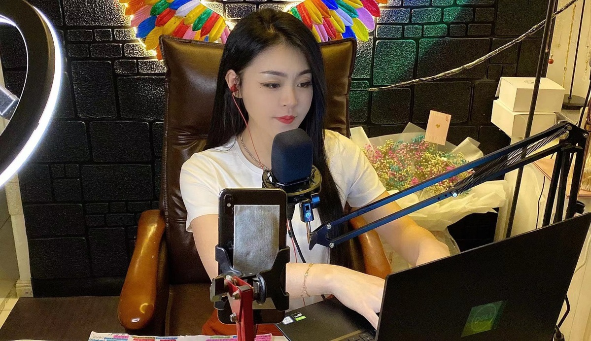 对于众多褒奖,王亚男在感激之余,仍旧坚称自己只是个"爱唱歌爱笑的